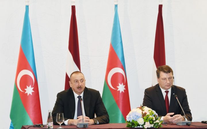 Prezidentlər mətbuata bəyanatlarla çıxış ediblər