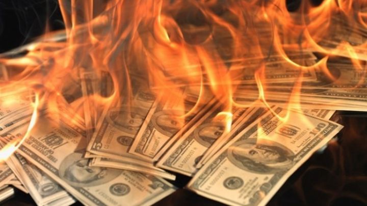 Neft düşür, banklarda Dolların qalxdığı müşahidə olunur