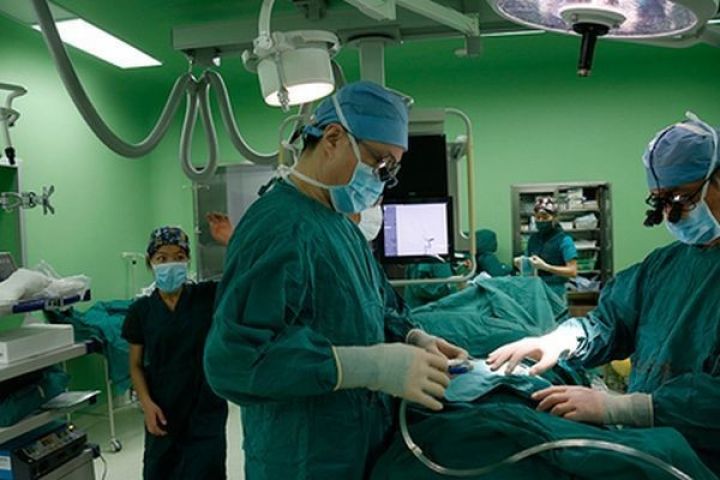 Dünyada ilk dəfə insandan insana baş köçürülüb