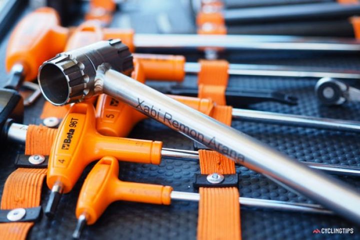 Avtomobillər üçün hər cür açarlar və alətlər bu mağazada