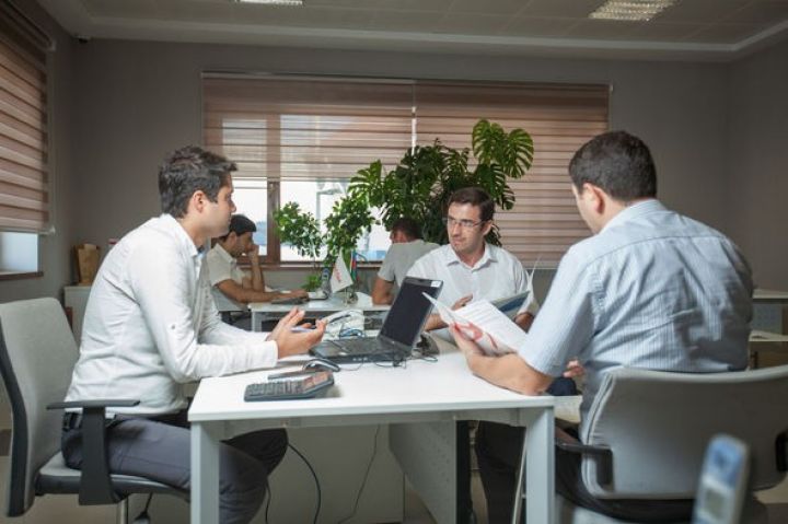 Qohumları işə götürmək olarmı? 