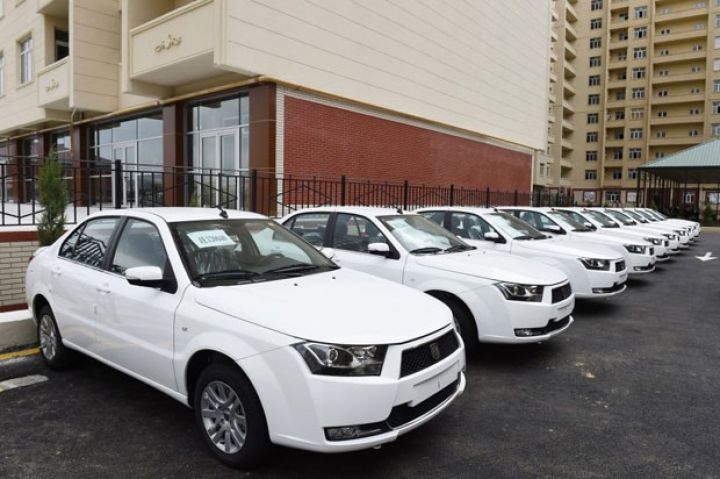 Azərbaycanda yığılan minik avtomobilləri anbarlarda qalıb 