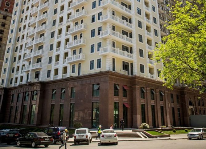 “Renessans Palace”da korpuslar təhvil verilir, alıcılar dərhal təmirə başlayır