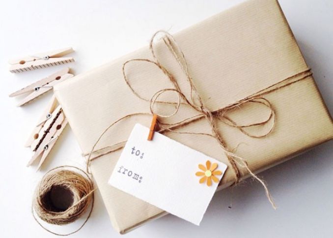 Palata hədiyyələr və suvenirlər alır