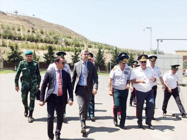 Yüksək vəzifəli məmurlar “Sınıq Körpü”də - SIXLIQ MÜZAKİRƏ OLUNUB