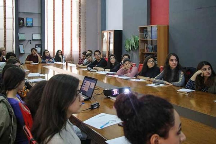 AccessBank-ın beynəlxalq əlaqələri və sənədli əməliyyatlarla iş prinsipi tələbələr tərəfindən maraqla qarşılanıb