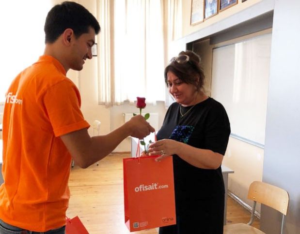 “Ofisait” müəllimləri təbrik edib - FOTOLAR