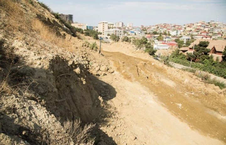 Badamdarda sürüşmə davam edir 