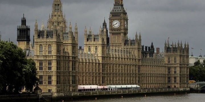 "Parlamentin tətilə buraxılması demokratiyaya təhqirdir"