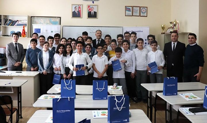 Bank Respublika məktəblərdə maliyyə savadlılığı üzrə təlimlər keçdi