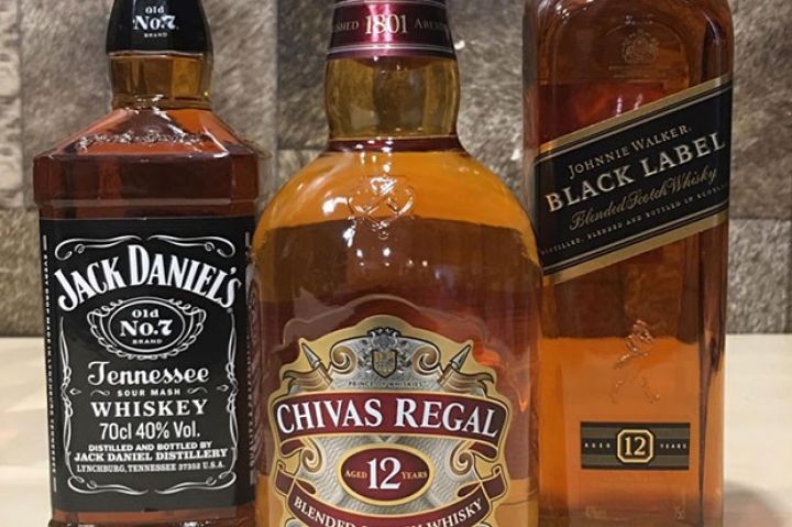 Tanınmış spirtli içkilərin boş şüşə və qapaqlarını satan böyük anbar ifşa edildi