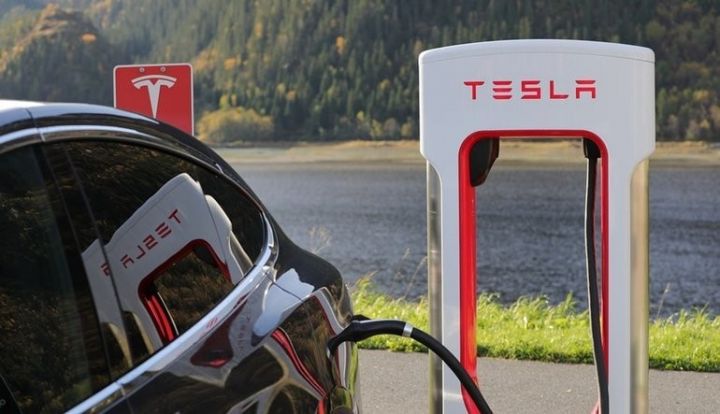 Tesla avtomobili təhvilində rekord qırdı