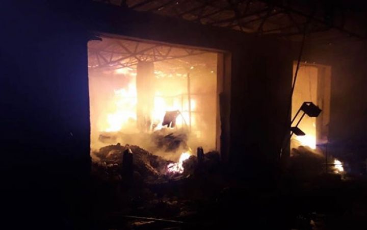 Gecə rayon bazarında 12 dükan əşyaları ilə birlikdə yanıb 