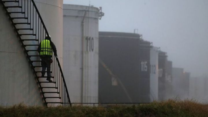 İstehsalçılar, nefti almaları üçün alıcılara pul ödəyirlər