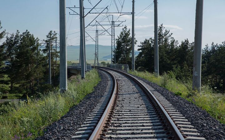 Sumqayıtda yüklənir, Rusiyadan keçməklə Qazaxıstana daşınır