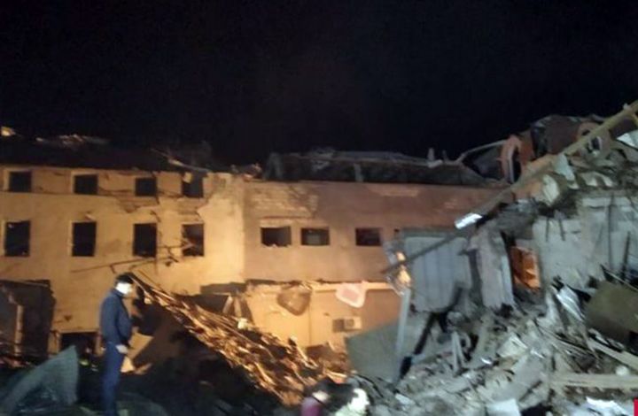 Evlərin dağıntıları altından 17 yaralı və 5 cəsəd çıxarılıb