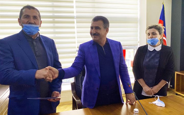 Şirkət rəhbəri Suqovuşanda Azərbaycan bayrağını qaldıran əsgərə ev verdi