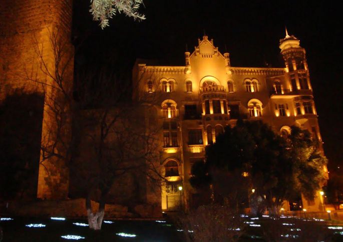 Bakı üçün təxminən 1 milyon manatlıq fasad işıqları və lampalar alınır