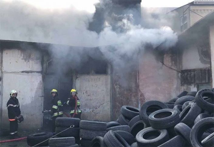 Təkər satışı mağazası yanır