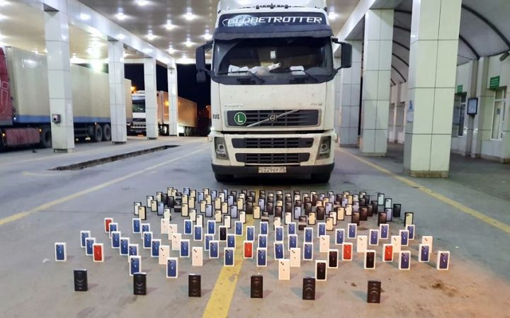 Azərbaycan gömrükçüləri külli miqdarda "iPhone" markalı mobil telefon aşkar edib