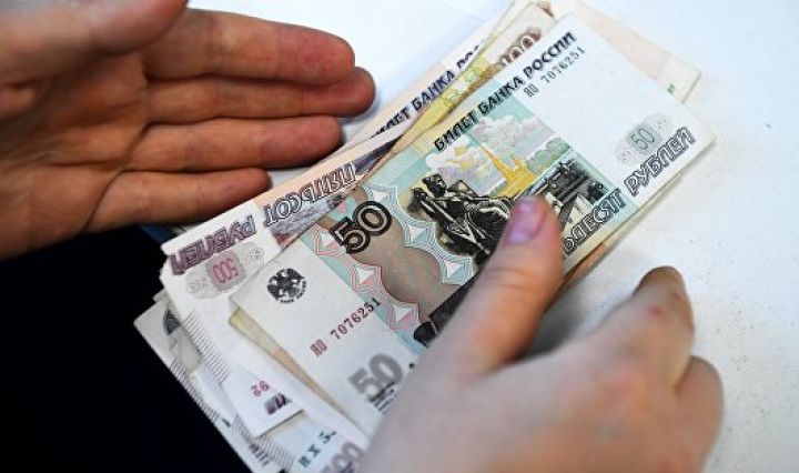 Moskva birjasında dolların məzənnəsi düşüb