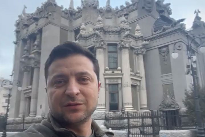 Zelenski Kiyevdə olduğunu bildirdi - "Biz silahlarımızı yerə qoymuruq" - VİDEO