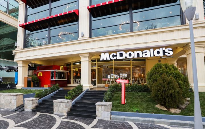 Fəvvarələr Meydanında unikal dizayna malik yenilənmiş “McDonald’s” restoranının açılışı olub - FOTO