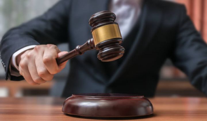 Dövlət torpaq sahəsi ilə birgə mağazanı 26 min manata satdı