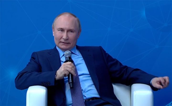 Putin: Ölkə ya suveren, ya da müstəmləkə ola bilər
