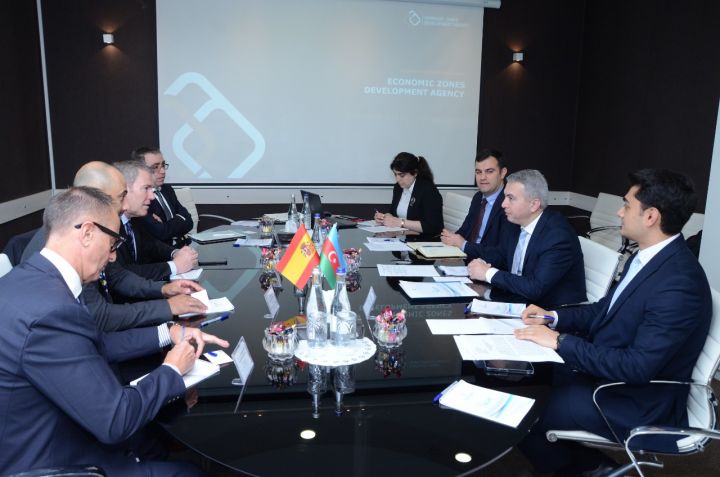 Agentlikdə günəş panelləri və batareyaları istehsal edən İspaniya şirkətilə müzakirələr aparılıb