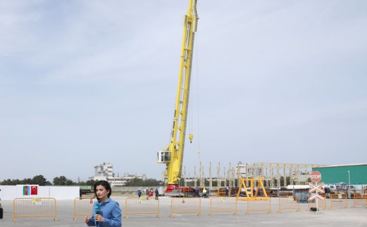 Azərbaycanda ilk dəfə olaraq stasionar dəniz platforma kranının istehsalına başlanılıb