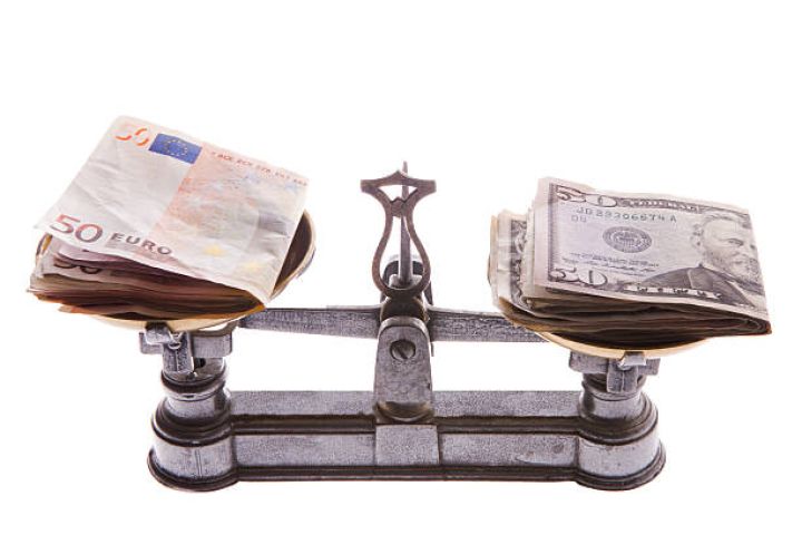 Dollar əsas valyutalara nisbətdə ucuzlaşır