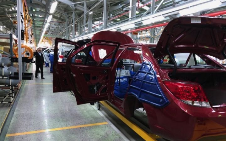 Azərbaycanda istehsal olunan avtomobillər anbarlarda tozlanır