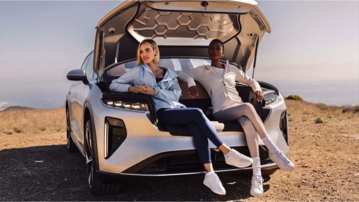 Ön hissəsi divan kimi istifadə olunan elektrik avtomobili təqdim edildi