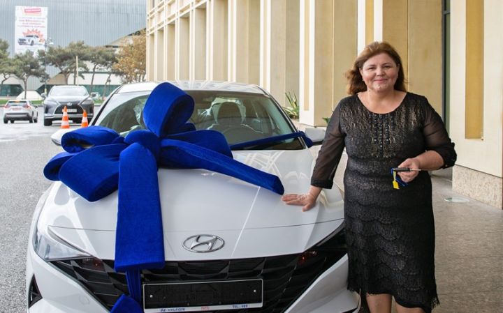 Qadın bankın lotereyasında avtomobil uddu