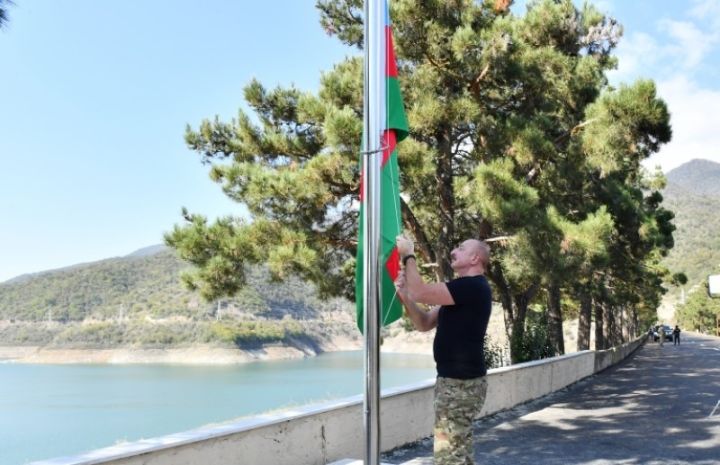 İlham Əliyev Ağdərə şəhərində Azərbaycan Bayrağını ucaltdı