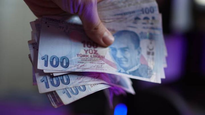 1 Türkiyə lirəsi ilk dəfə 5 qəpikdən də aşağı düşdü