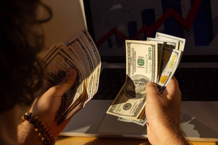 Banklara dollar satıldı - VALYUTA HƏRRACI