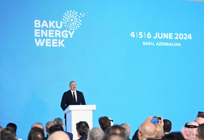 Prezident sərgilərin  açılış mərasimində iştirak edib