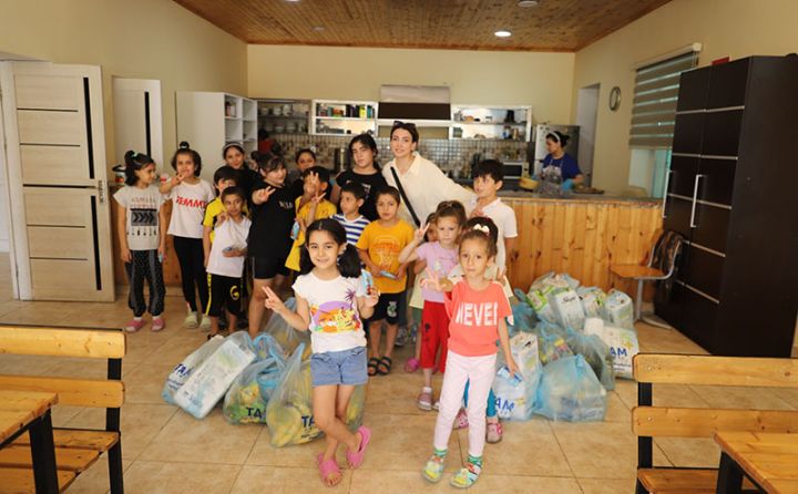 “Avrora Qrup” aztəminatlı ailələrə və uşaq evlərinə bayram sovqatı çatdırıb