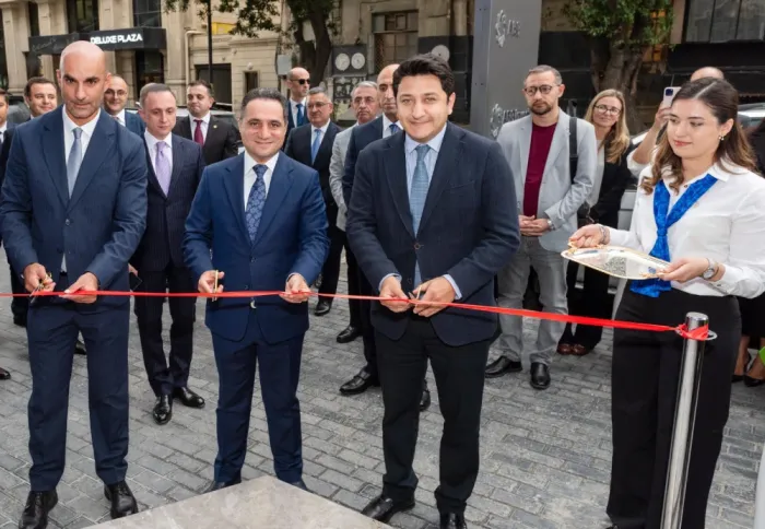 İnvestisiya şirkətinin və Bankın, daxilində kitab mağazası olan filialı açılıb