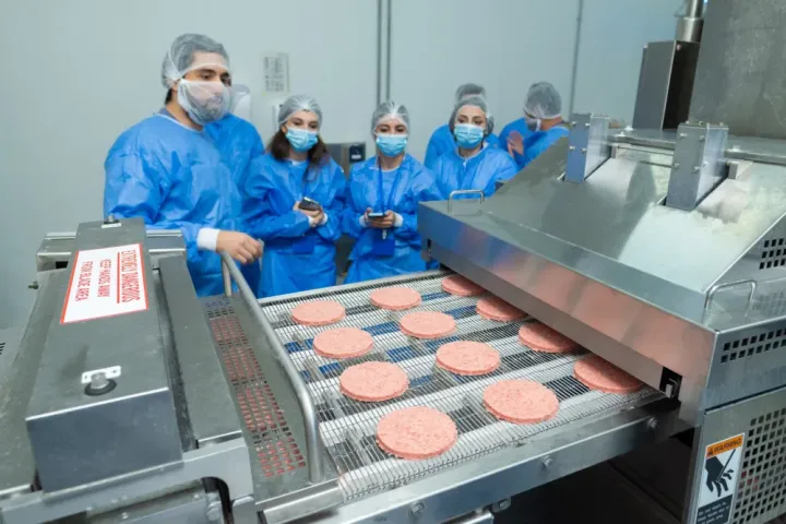 “McDonald’s Azərbaycan” ət tədarükçüsü olan “Azprotein Foods Group”un istehsalat müəssisəsinə media tur təşkil edib