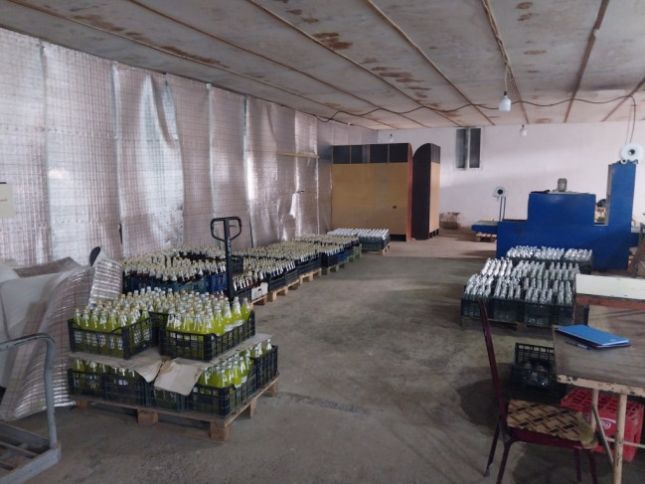 Boş butulkalar yığılaraq, limonad qablaşdırılıb