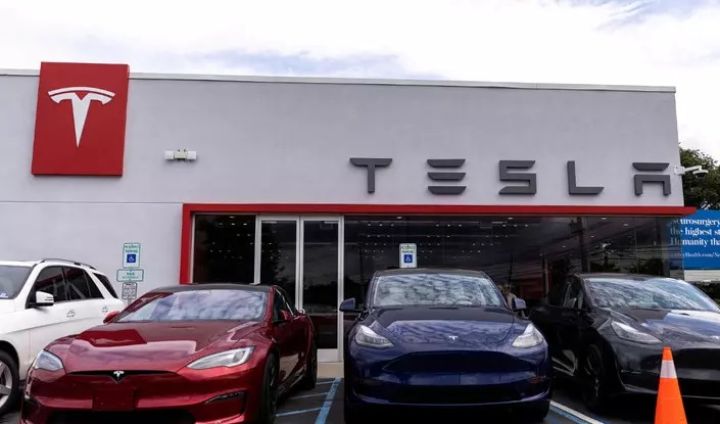 Tesla-nın xalis mənfəəti kəskin azalıb