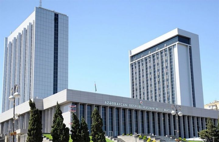 Milli Məclis “Kredit büroları haqqında” qanuna dəyişiklikləri təsdiq edib