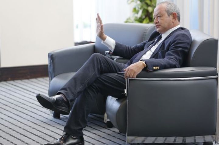 Milyader sərvətinin yarısını qızıla yatırıb