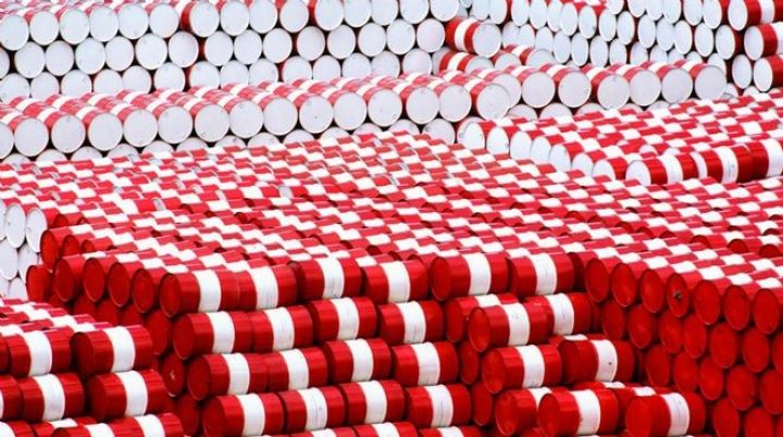 Neft, ABŞ-da artan ehtiyatlar ilə cüzi ucuzlaşıb