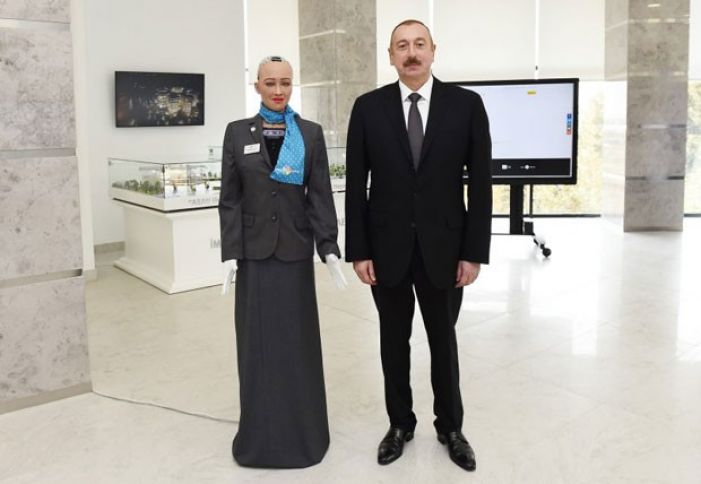 İlham Əliyev məşhur robot ilə söhbət edib