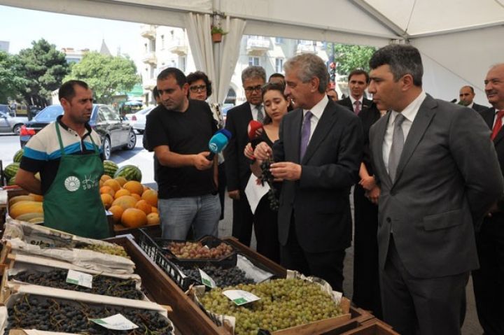 Əli Əhmədov və İnam Kərimov bazarda: "İki manata kartof olmaz"