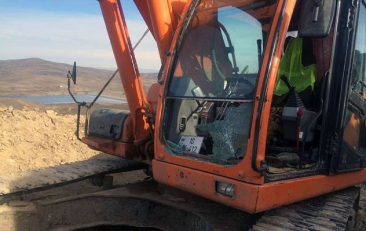Ermənilər Qazaxda ekskavatora atəş açıb, kabinanın şüşəsi sındırılıb